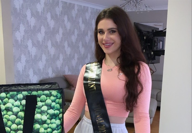 Miss Solihull International, Jessica, made a donation to her local foodbank!